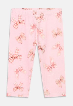 Leggings de color rosa claro, confeccionadas en una tela suave, que presentan un patrón de diversos lazos en diferentes tonos y estilos, incluyendo diseños a cuadros y de lunares.