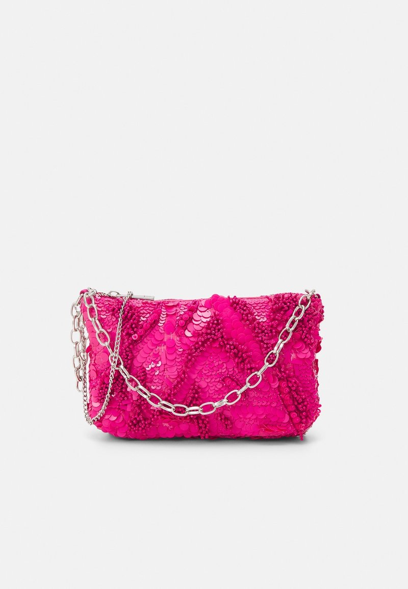 Sac à main rose à sequins avec un motif texturé ondulé. La bandoulière en chaîne argentée crée un contraste. Forme rectangulaire compacte avec une fermeture éclair.