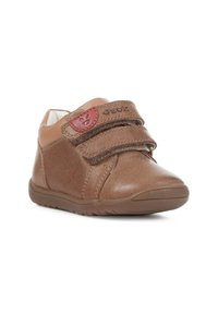 Scarpa in pelle marrone con due cinturini in velcro, un'etichetta logo rossa, punta arrotondata e suola in gomma testurizzata per una buona presa.