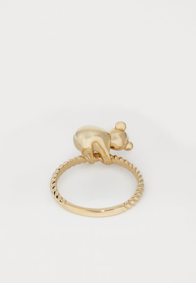 Χρυσό δαχτυλίδι με σπειρωτή ταινία, που διαθέτει μια λεπτομερή φιγούρα αρκούδας στην κορυφή, επιδεικνύοντας λείες, γυαλισμένες επιφάνειες και λαμπερή φινίρισμα.