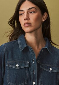 Next HALF PLACKET  REGULAR FIT - Robe en jean - rinse blue