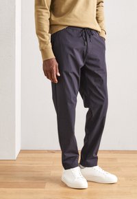 Scotch & Soda FINCH BLEND JOGGER - Stoffhose - deep sea