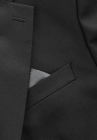 Schwarzer Anzugstoff mit glatter Textur, ausgestattet mit einer Tasche mit hellgrauem Futter und feinen Nähdetails.