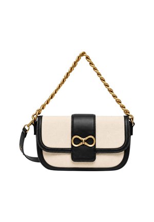 Borsa trapezoidale beige e nera con tracolla a catena dorata e chiusura dorata a forma di infinito sulla pattina frontale.