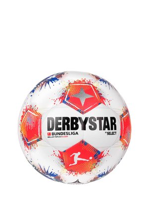 Pallone da calcio bianco con motivi splatter rossi e blu, marchio "DERBYSTAR" in nero e accenti argentati a forma di stella. Progettato per il gioco in Bundesliga.