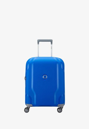 Valigia rigida blu con superficie texture, manico grigio retrattile e quattro ruote nere. Logo distintivo al centro in alto.