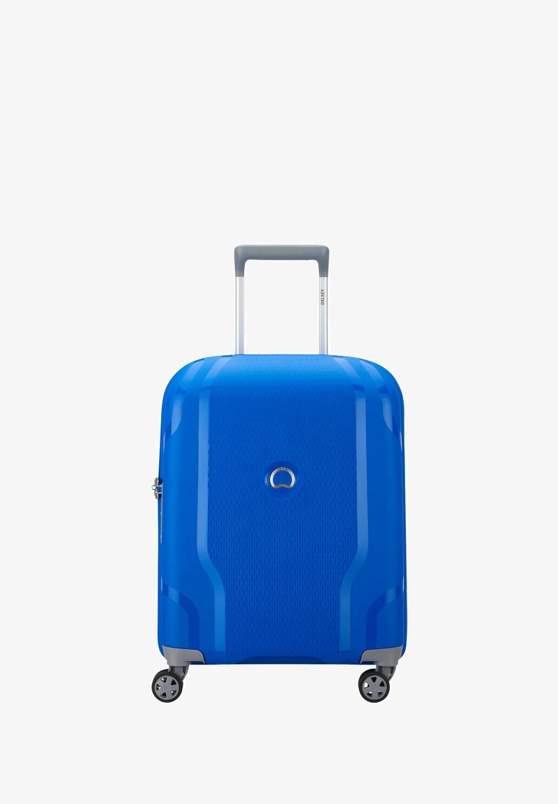 Valigia rigida blu con superficie texture, manico grigio retrattile e quattro ruote nere. Logo distintivo al centro in alto.