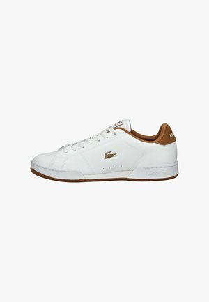 Weiße Leder-Sneakers mit braunen Akzenten, Schnürdesign und perforierten Details. Merkmale sind das Lacoste-Branding an der Seite und der Ferse.