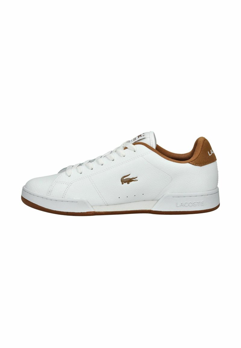 Baskets en cuir blanc avec des accents marron, design à lacets et détails perforés. Présente le logo Lacoste sur le côté et le talon.