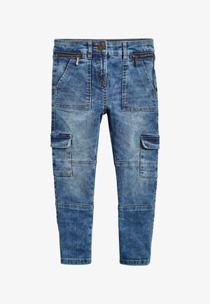 Pantalon cargo en denim bleu avec poches zippées et à rabat, fermeture par bouton, et coutures renforcées au niveau des genoux.