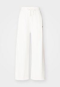 Bílé žebrované kalhoty širokého střihu s elastickým pasem a šňůrkou, vystavené na jednoduchém pozadí.