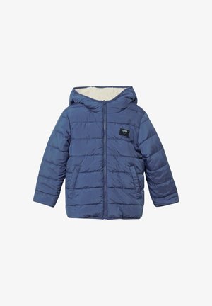 Blaues Steppjacke mit Kapuze, ausgestattet mit dicken Steppnähten, einem Frontreißverschluss und seitlichen Taschen. Innenfutter aus weichem, weißem Material.