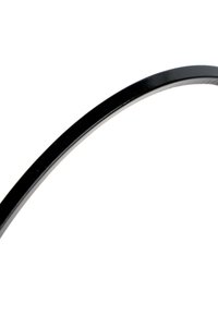 Bande noire lisse, fine et courbée en métal ou plastique sur fond blanc, montrant de légers reflets à sa surface.