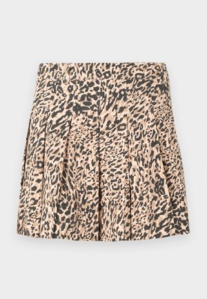 Sjakke med leopardmønster som har folder, laget av et lett materiale, i nyanser av beige og brunt, med et livbelte øverst.