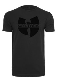 Juodas medvilnės marškinėlis trumpomis rankovėmis, su dideliu matinio juodo Wu-Tang logotipu per krūtinę ir lygiu, paprastu paviršiumi.