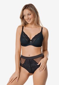 Czarny koronkowy biustonosz z siateczkowymi akcentami i centralną ozdobą z kamienia, w zestawie z czarnymi majtkami z wysokim stanem, zdobionymi kwiatowym wzorem i przezroczystymi panelami.