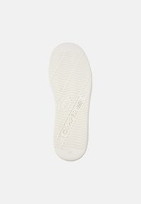 Suola di scarpa in gomma bianca con motivo a onda e dettagli del logo. Presenta una punta arrotondata e un design piatto, adatta per calzature casual. Misura 36.