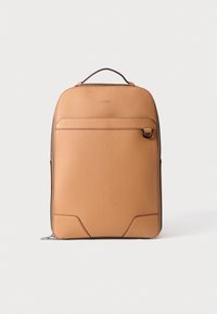 Tanen leren rugzak met een gladde textuur, rechthoekige vorm, bovenhandvat, voorzak met rits en donkerbruine accenten. Lancel-logo aan de voorkant.