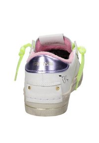 Sneaker bianca con tallone metallico viola e lacci verde fluorescente. Rivestimento interno rosa e grafica a forma di cuore sul lato. Suola testurizzata con accento dorato.