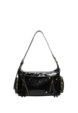Borsa a tracolla in pelle nera con zip dorate, borchie, tasca frontale e una singola tracolla.