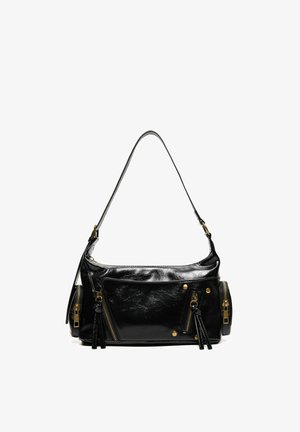 Borsa a tracolla in pelle nera con zip dorate, borchie, tasca frontale e una singola tracolla.