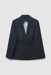 Schwarzer Blazer mit langen Ärmeln und einem dreieckigen Spitzeinsatz auf dem Rücken, der florale Muster und halbtransparente Stoffdetails zeigt.