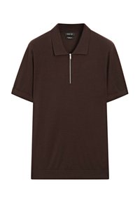 Polo shirt marrone con maniche corte realizzato in tessuto liscio, dotato di colletto piatto e chiusura a zip quarti sul collo.