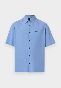Ανοιχτό μπλε πουκάμισο με κοντά μανίκια και κουμπιά, με μυτερό γιακά και μαύρα κουμπιά, που φέρει μικρό μαύρο λογότυπο "BOSS" στο αριστερό στήθος.