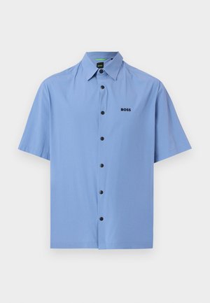 Lichtblauw overhemd met korte mouwen en knopen, voorzien van een puntige kraag en zwarte knopen, met een klein zwart "BOSS"-logo op de linkerborst.