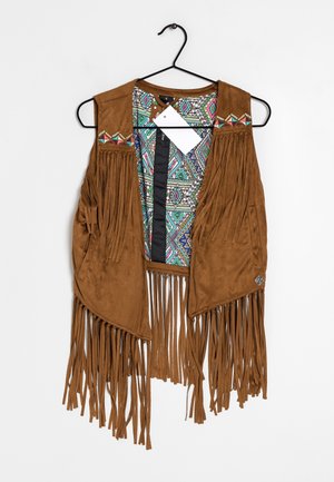 Gilet en suède marron avec des franges. La doublure intérieure présente un motif géométrique en teal, rose et blanc. Comprend une étiquette suspendue.