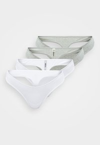 Vier paar slippers in witte en grijze kleuren. Katoenen materiaal met een gladde textuur en minimalistisch ontwerp. Voorzien van smalle ondergoedbanden.