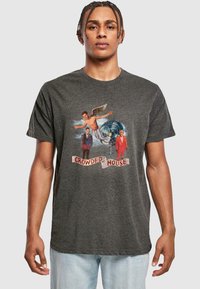 Charcoal-graues T-Shirt mit einem Grafikdruck, der drei Figuren und einen Ventilator zeigt, akzentuiert durch ein Banner mit der Aufschrift "CROWDED HOUSE". Kurzarm.