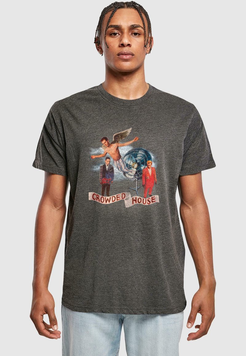 Charcoal-graues T-Shirt mit einem Grafikdruck, der drei Figuren und einen Ventilator zeigt, akzentuiert durch ein Banner mit der Aufschrift "CROWDED HOUSE". Kurzarm.