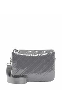 Bolso cruzado acolchado gris con acabado brillante, costuras diagonales, cierre de cremallera y correa desmontable. Mide aproximadamente un tamaño mediano.