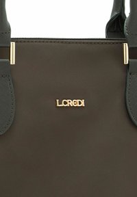 Borsa a tracolla verde scuro realizzata in materiale testurizzato, con hardware color oro e logo visibile. Accentuata da manici robusti e dettagli di cucitura.