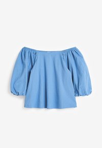 Top blu chiaro scollato sulle spalle con maniche a sbuffo, tessuto strutturato e vestibilità rilassata. Presenta un colletto elastico e dettagli plissettati.