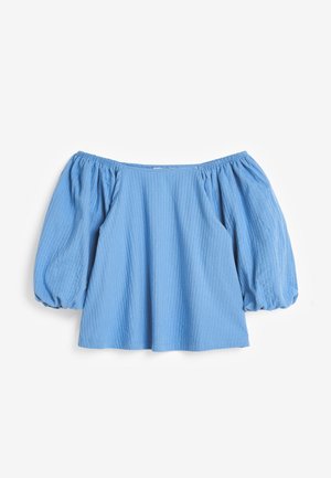 Lichtblauwe off-shoulder top met puffed mouwen, textuurstof en een relaxte pasvorm. Bevat een elastische halslijn en geplooide details.