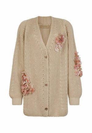 Beżowy sweter z dzianiny z dekoltem w serek, długimi rękawami i dekoracyjnymi aplikacjami kwiatowymi w delikatnym różu, z drewnianymi guzikami z przodu.