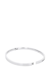 Bracciale in argento con una finitura liscia e lucida e un design aperto. Presenta uno stile minimalista e un piccolo dettaglio rotondo a un'estremità.