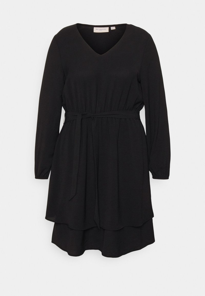 Robe noire à manches longues avec col en V, jupe superposée et ceinture à nouer à la taille, présentée sur fond blanc.