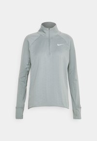 Lichtgrijze pullover met een hoge kraag en een ritssluiting aan de voorkant. Lange mouwen hebben duimopeningen. Geborduurd wit logo op de borst. Textuurstof.