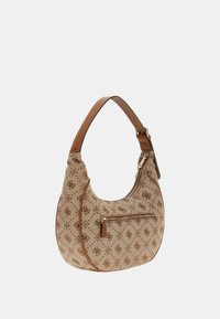 Bolso hobo beige con un patrón de logo, con una correa de cuero marrón y un bolsillo con cremallera en la parte frontal, situado sobre un fondo blanco liso.