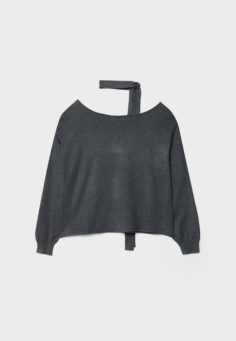 Szary, krótki sweter z długimi rękawami, o fasonie odkrywającym ramiona, z wiązaniem na plecach. Miękka tkanina o gładkiej teksturze.