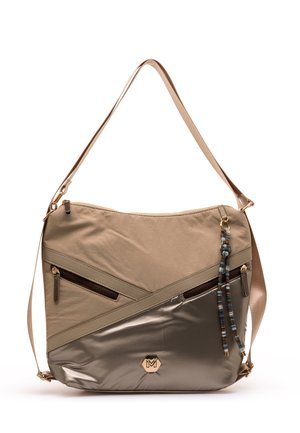 Bolso bandolera beige y gris con dos bolsillos diagonales con cremallera, un tassel trenzado y un logo hexagonal dorado sobre un fondo blanco.