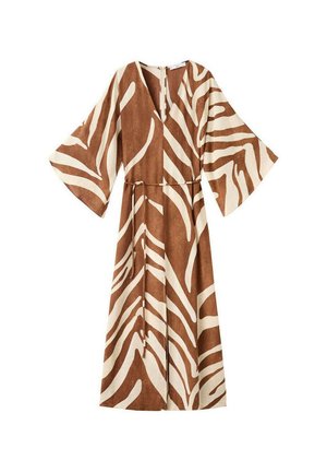 Bruin en crèmekleurige lange jurk met zebraprint, wijde mouwen, V-hals en bijpassende stoffen riem, plat neergelegd op een witte achtergrond.