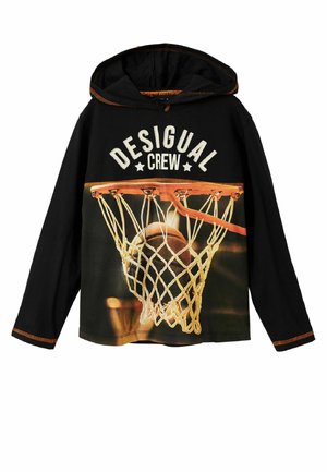 Czarna bluza z długim rękawem z grafiką koszykówki przedstawiającą obręcz, napisem "DESIGUAL CREW" oraz pomarańczowymi przeszyciami.