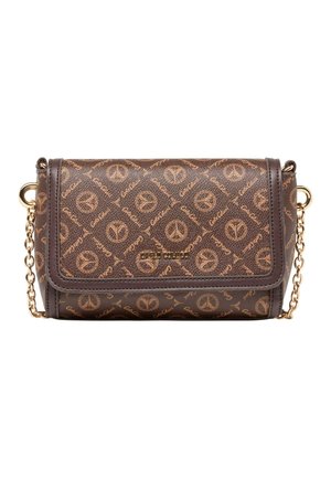 Braune Designer-Clutch mit wiederholendem Logo-Muster, goldener Kettenriemen und Metall-Schriftzug „Carlo Colucci“ auf der Vorderklappe.