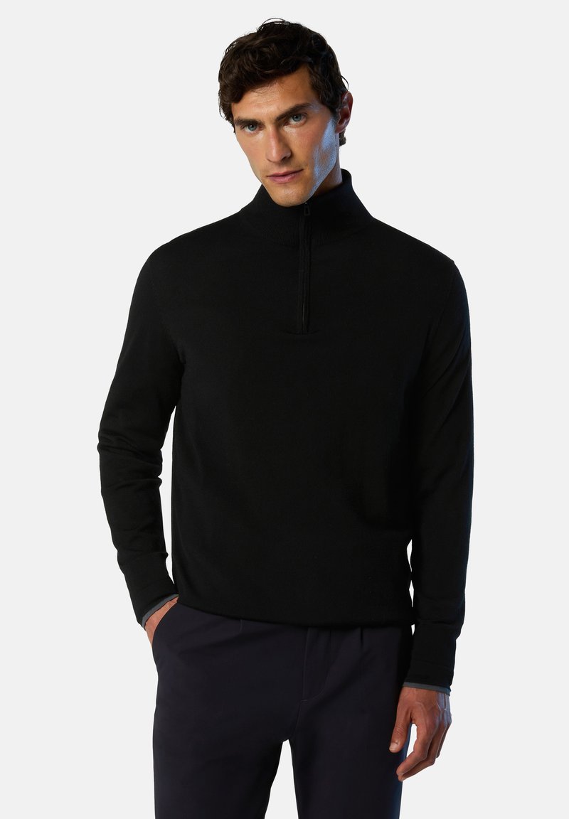 Pullover nero con zip al collo in un tessuto a maglia liscia, maniche lunghe e colletto alto. Dotato di una zip frontale a metà lunghezza e polsini aderenti.
