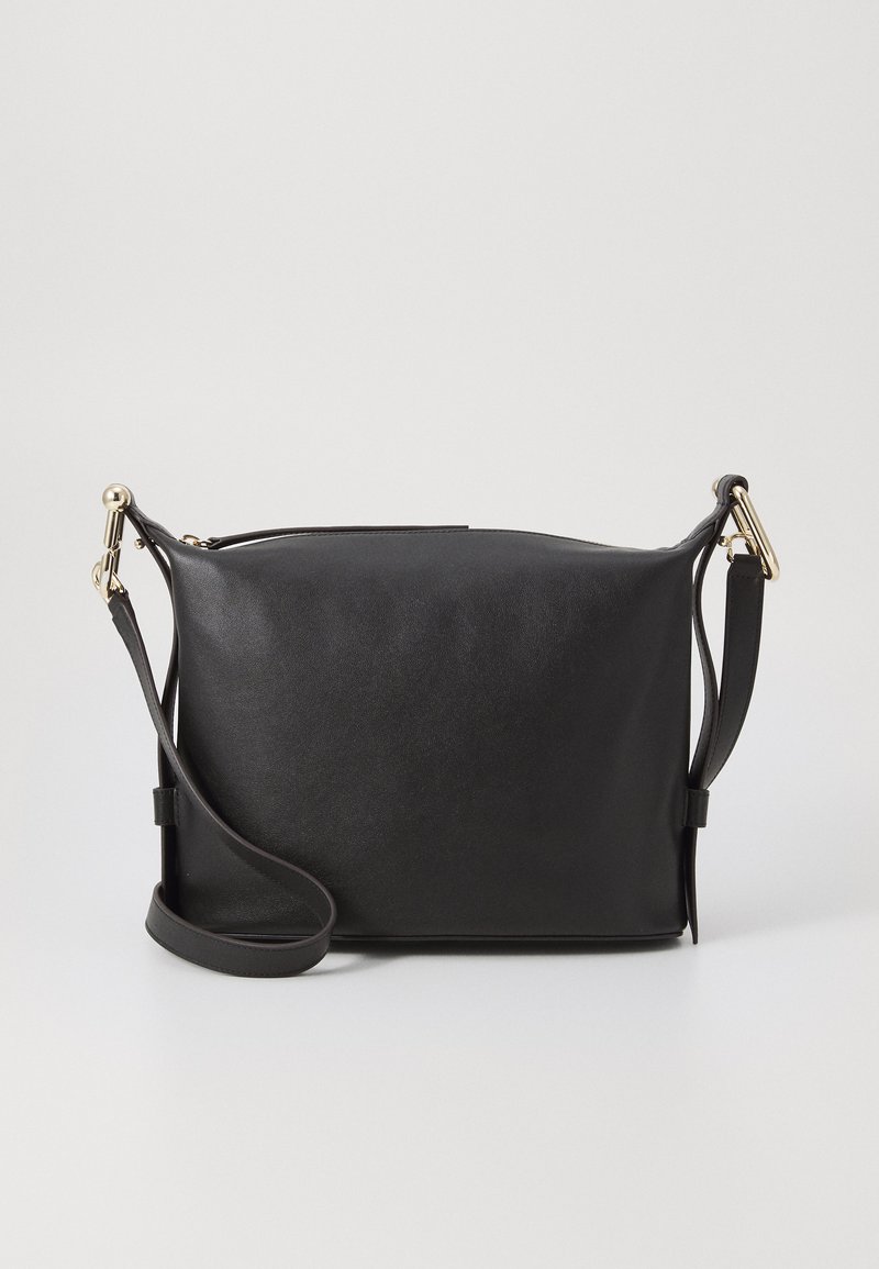 Borsa a tracolla in pelle nera con una superficie liscia, forma rettangolare piatta, inserti in tonalità oro e una tracolla regolabile.