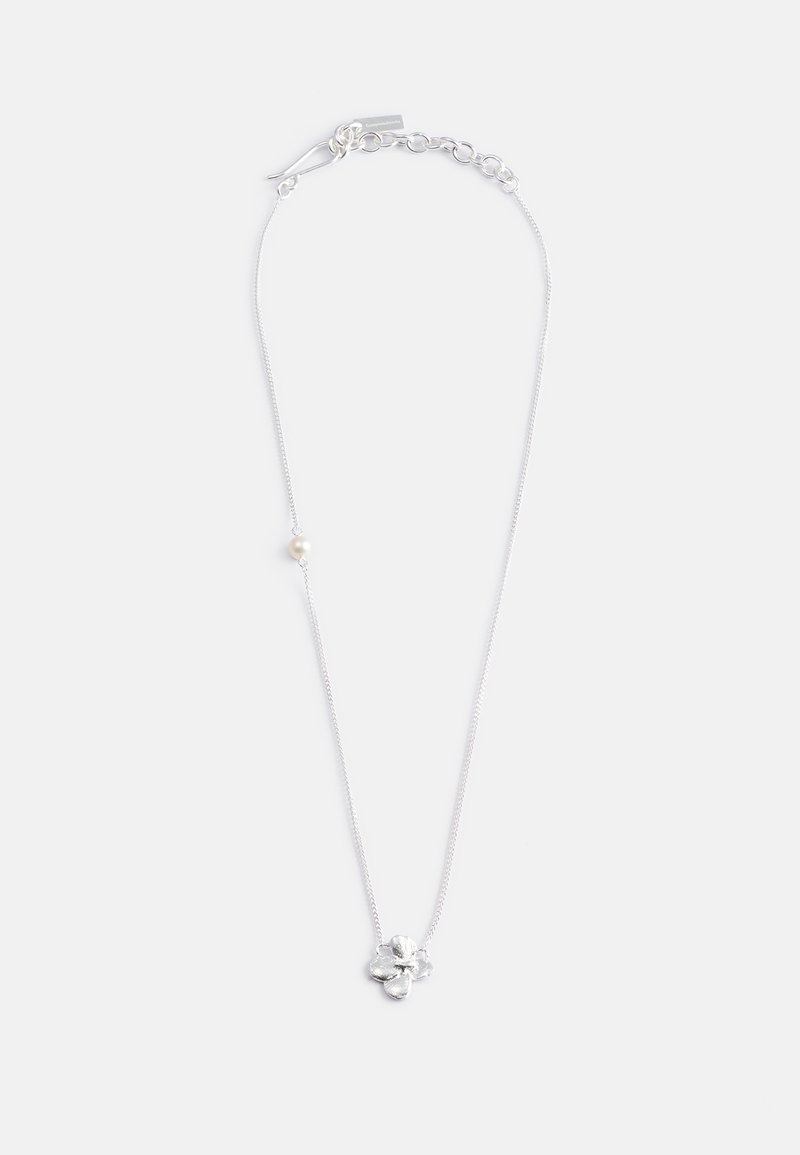 Ασημένια αλυσίδα κολιέ με λουλουδάτο κρεμαστό και μικρό στρογγυλό μαργαριτάρι, παρουσιάζοντας μια γυαλιστερή μεταλλική υφή και λεπτό σχέδιο.